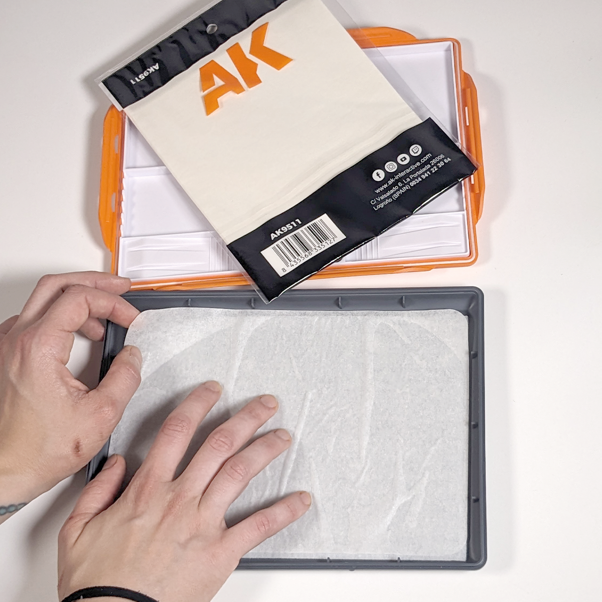 AK Interactive - AK9510 Wet Palette (Includes 40 papers sheets + 2 wipes)